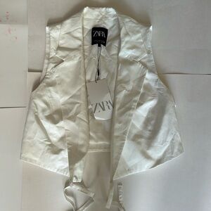 Zara - Size M - NWT White crop top !!